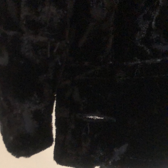 Woman’s velour embroidered long sleeve top - Picture 7 of 12